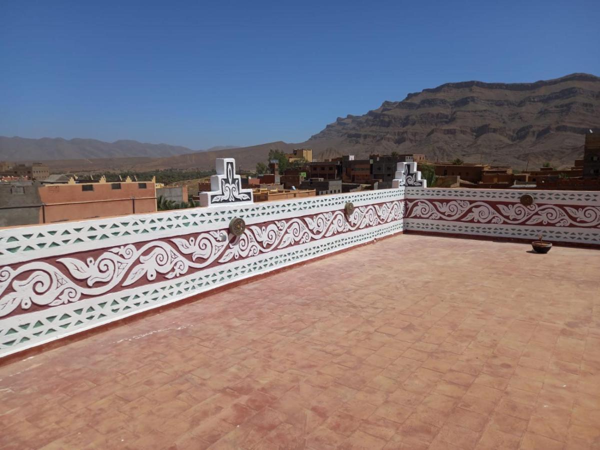 Dar Ilyana Hotel Ait Tiourhza Bagian luar foto
