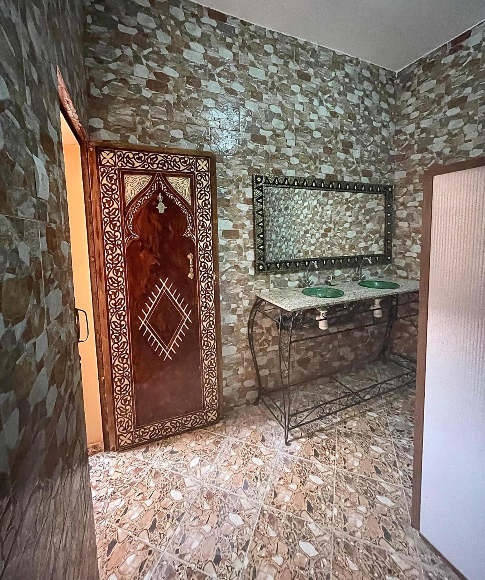Dar Ilyana Hotel Ait Tiourhza Bagian luar foto