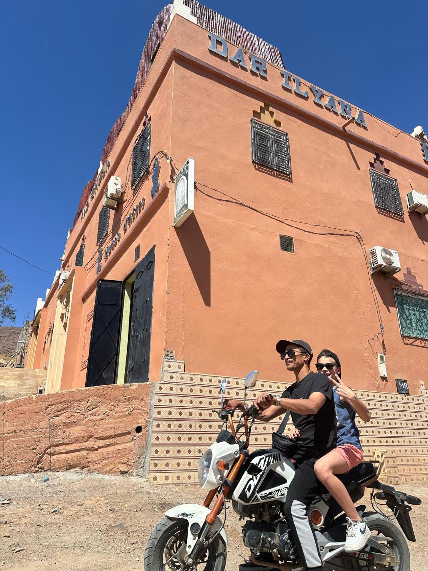 Dar Ilyana Hotel Ait Tiourhza Bagian luar foto