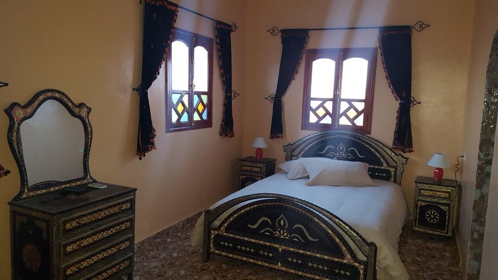 Dar Ilyana Hotel Ait Tiourhza Bagian luar foto