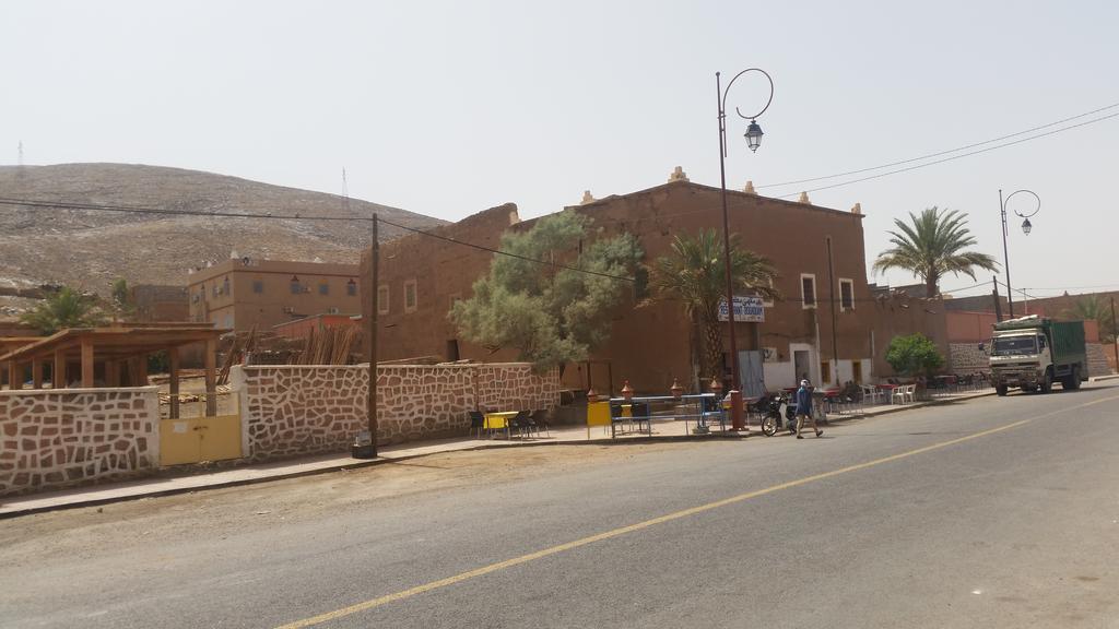 Dar Ilyana Hotel Ait Tiourhza Bagian luar foto